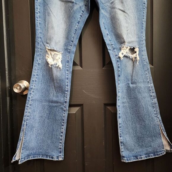 BLANKNYC 'Hoyt' Mini Boot Cut Jeans in Home Sweet 337/346 - Picture 10 of 16